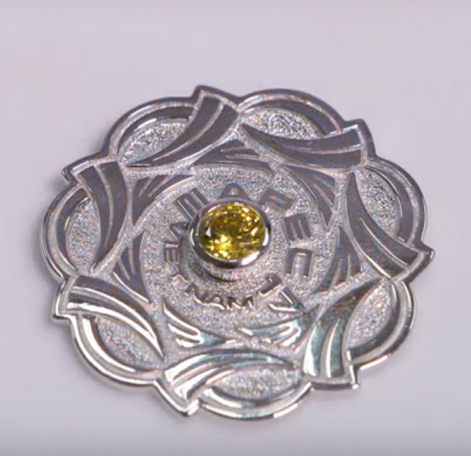 V&agrave; cuối c&ugrave;ng huy hiệu trắng gắn đ&aacute; m&agrave;u v&agrave;ng citrine d&agrave;nh tặng cho c&aacute;c quan chức cấp thứ trưởng v&agrave; tương đương. Ảnh: HO&Agrave;I AN.