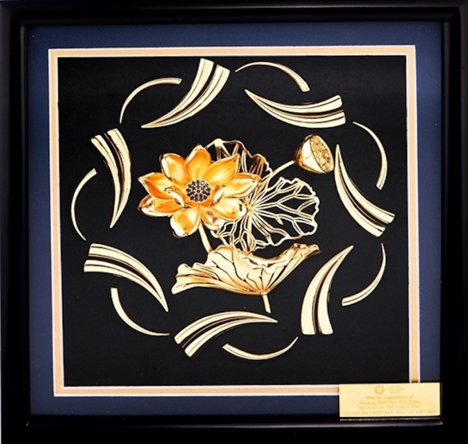 Bức tranh hoa sen d&aacute;t v&agrave;ng tr&ecirc;n nền gỗ sơn m&agrave;i cao cấp. Ảnh: HO&Agrave;I AN.