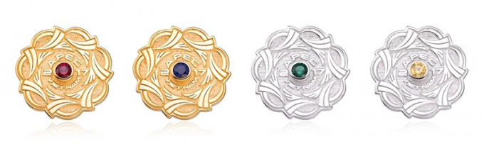 Huy hiệu c&agrave;i &aacute;o được mạ v&agrave;ng 18K, ở giữa huy hiệu đ&iacute;nh 1 vi&ecirc;n đ&aacute; ch&iacute;nh l&agrave; Swarovski, c&oacute; 4 m&agrave;u cho 4 nh&oacute;m. Ảnh: HO&Agrave;I AN.