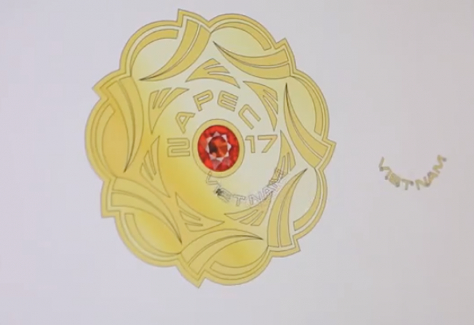 Việc thiết kế được thực hiện tr&ecirc;n m&aacute;y t&iacute;nh. Ba m&agrave;u chủ đạo l&agrave; xanh nước biển, đỏ v&agrave; v&agrave;ng thể hiện ba trụ cột hợp t&aacute;c của APEC. Với bố cục chuyển động tr&ograve;n, biểu trưng cho h&igrave;nh ảnh động cơ phản lực, thể hiện sự năng động của APEC.&nbsp;Ảnh: HO&Agrave;I AN.