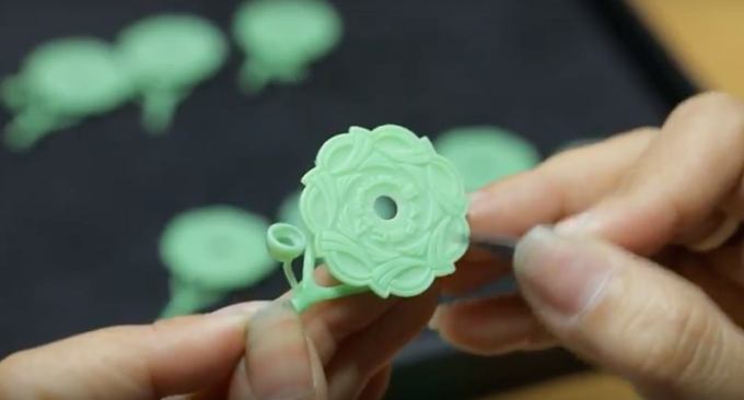 Họa tiết đ&agrave;n Chim Lạc bay, một biểu tượng tr&ecirc;n trống đồng Đ&ocirc;ng Sơn của Việt Nam, thể hiện tinh hoa văn h&oacute;a Việt Nam, một đất nước gi&agrave;u truyền thống v&agrave; lu&ocirc;n hướng về cội nguồn. Ảnh: HO&Agrave;I AN.