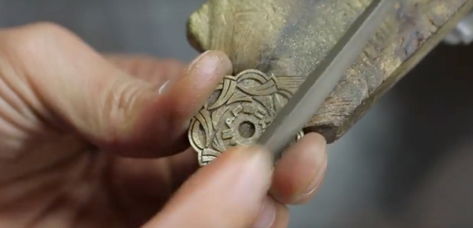 Huy hiệu được đ&uacute;c ra được những người thợ giỏi tay nghề m&agrave;i dũa cẩn thận. Ảnh: HO&Agrave;I AN.