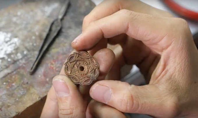 Theo đ&oacute;, mẫu hoa của huy hiệu được thiết kế l&agrave; logo APEC, biểu trưng của Năm APEC Việt Nam 2017. Ảnh: HO&Agrave;I AN.