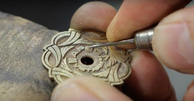 Huy hiệu thể hiện sự gắn kết chặt chẽ của APEC với 21 tia mặt trời tượng trưng cho 21 nền kinh tế th&agrave;nh vi&ecirc;n. Ảnh: HO&Agrave;I AN.