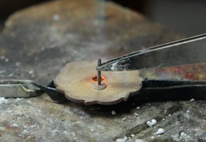 Cộng đoạn chế t&aacute;c lỗ để đ&iacute;nh đ&aacute; qu&yacute;. Ảnh: HO&Agrave;I AN.