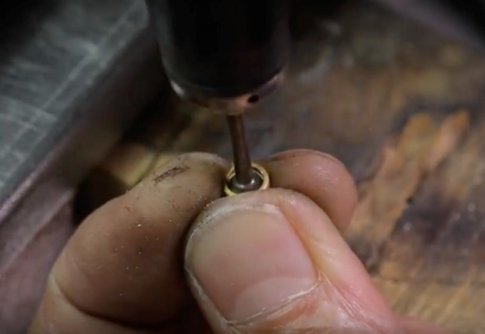 Kh&acirc;u ho&agrave;n thiện việc khoan lỗ v&agrave; n&uacute;t để đ&iacute;nh đ&aacute; qu&yacute;. Ảnh: HO&Agrave;I AN.