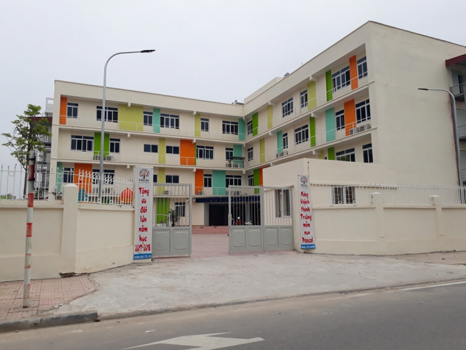 Trường li&ecirc;n cấp Pasal nh&igrave;n từ cổng trước.