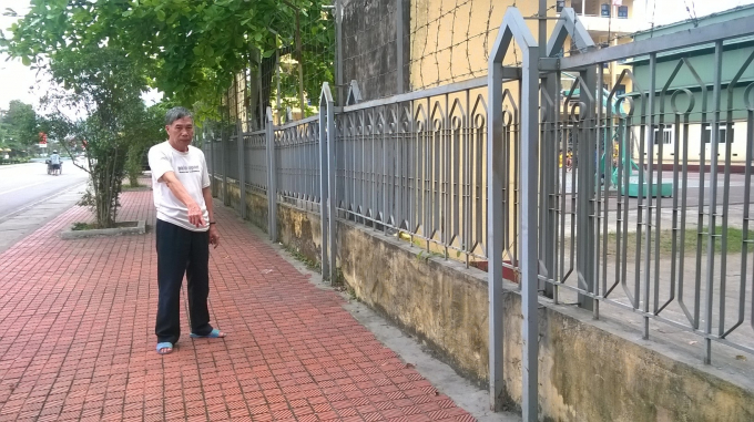 Cựu binh Trần Thanh B&igrave;nh b&ecirc;n vị tr&iacute; mảnh đất bị thu hồi.