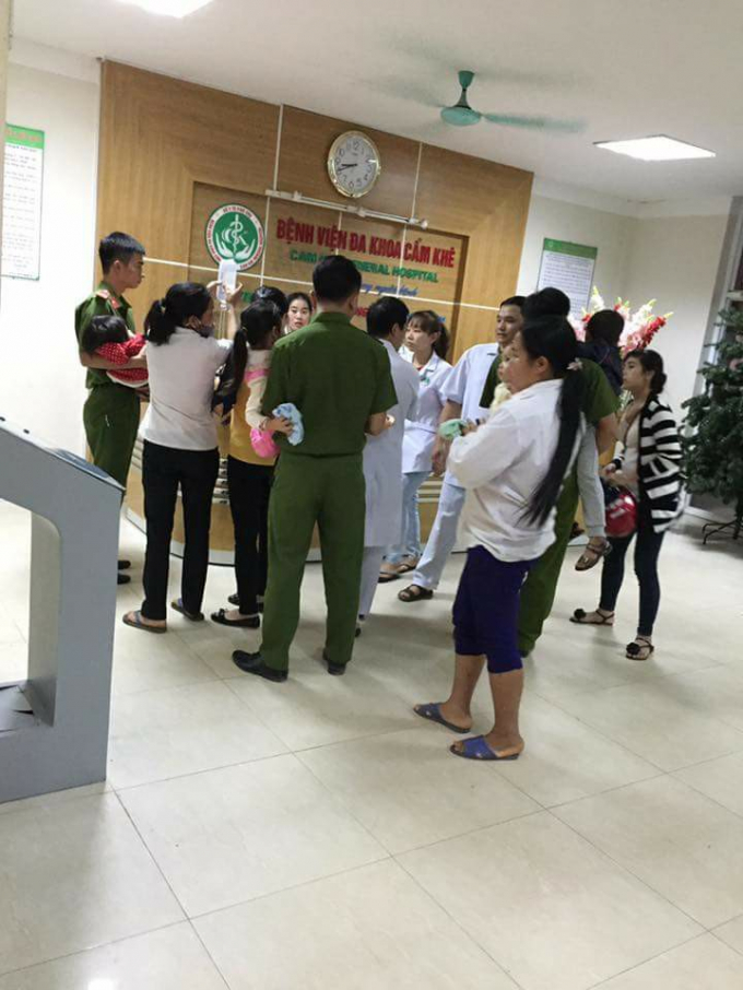 C&aacute;c ch&aacute;u được gia đ&igrave;nh đưa v&agrave;o Bệnh viện đa khoa Cẩm kh&ecirc; sau khi c&oacute; biểu hiện buồn n&ocirc;n, sốt nhẹ.(Ảnh: Phutho24h)