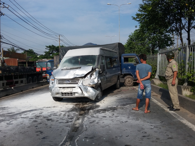 Đầu xe kh&aacute;ch bốc ch&aacute;y sau va chạm.