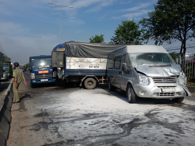 Hiện trường nằm ngổn ngang chắn to&agrave;n bộ l&agrave;n &ocirc; t&ocirc;.