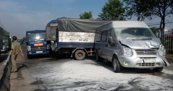 Hơn 10 du khách Hàn Quốc kêu cứu trong xe du lịch đang bốc cháy