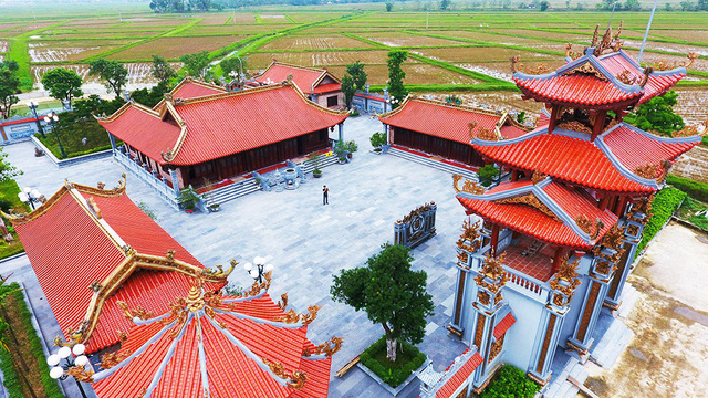 Cổng tam quan nhiều tầng, uy nghi với những m&aacute;i ng&oacute;i cong v&uacute;t, đậm n&eacute;t kiến tr&uacute;c phương Đ&ocirc;ng, l&agrave; c&ocirc;ng tr&igrave;nh ti&ecirc;u biểu, ấn tượng nhất của nh&agrave; thờ.