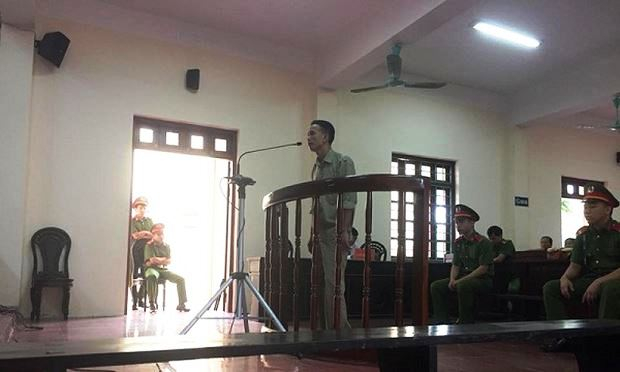 Bị c&aacute;o Ho&agrave;ng Văn Tiến trước v&agrave;nh m&oacute;ng ngựa (Ảnh: ĐT)