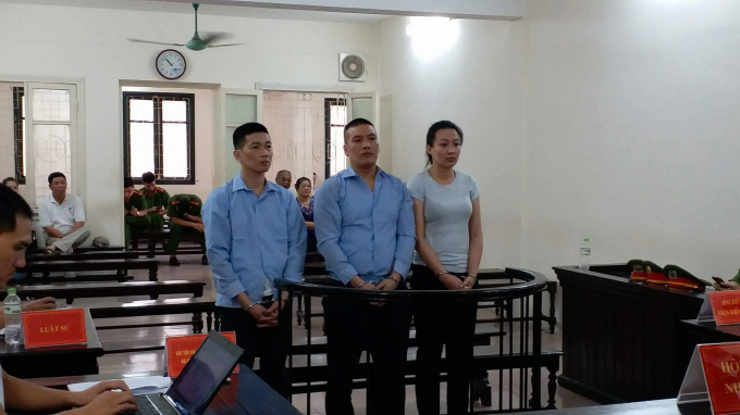 C&aacute;c bị c&aacute;o trước v&agrave;nh m&oacute;ng ngựa trong phi&ecirc;n xử.