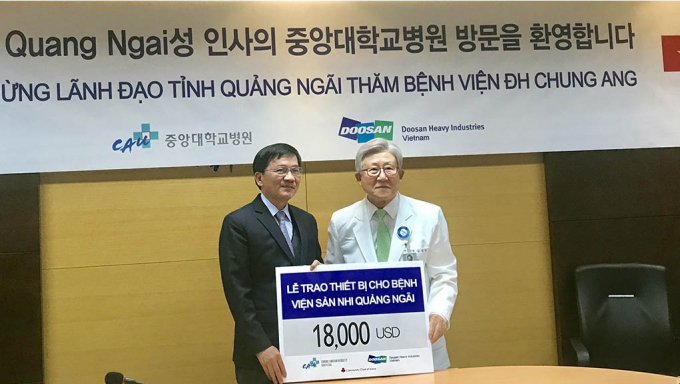 &Ocirc;ng Kim Song Deok - Viện trưởng Bệnh viện Đại học Chung Ang (H&agrave;n Quốc) trao tặng g&oacute;i thiết bị trị gi&aacute; 18.000 USD cho tỉnh Quảng Ng&atilde;i.
