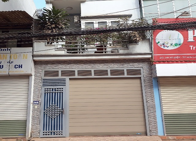 Chiều ng&agrave;y 16./11, cơ quan CSĐT&nbsp; tiến h&agrave;nh kh&aacute;m x&eacute;t nh&agrave; &ocirc;ng Trương Tuấn Dũng tại tổ 5, phường T&ocirc; Hiệu, TP Sơn La. (Ảnh : Danviet).