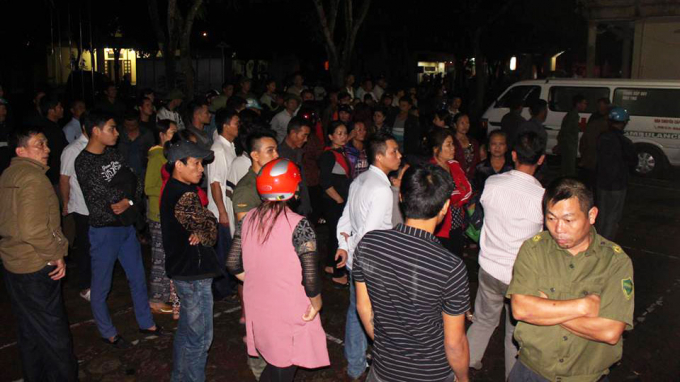 Người nh&agrave; v&acirc;y trước s&acirc;n Bệnh viện Nghi Xu&acirc;n, xung quanh chiếc xe chở thi thể sản phụ.