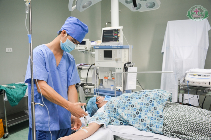 B&aacute;c sĩ kiểm tra sức khỏe cho sản phụ.