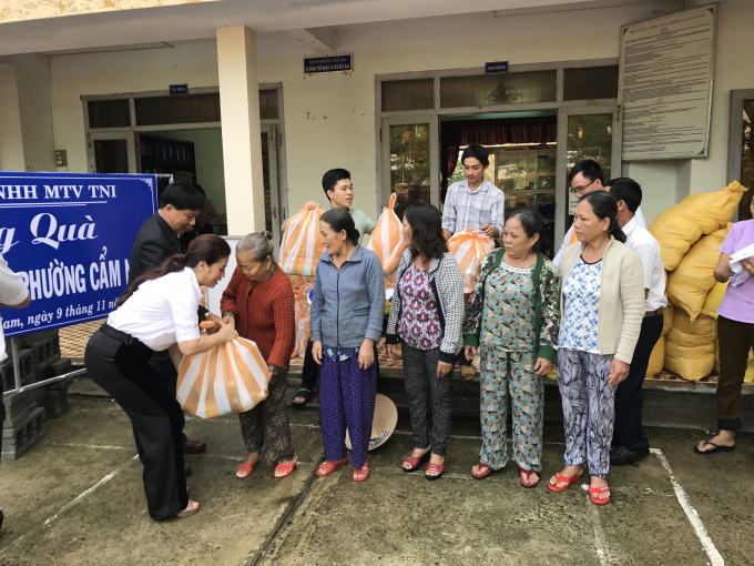 Doanh nh&acirc;n APEC cứu trợ cho người d&acirc;n tại phố cổ Hội An