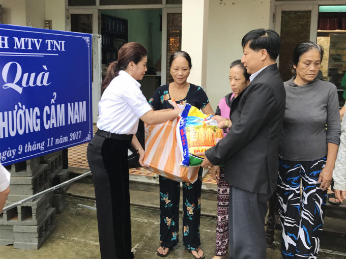 Doanh nh&acirc;n APEC cứu trợ cho người d&acirc;n tại phố cổ Hội An