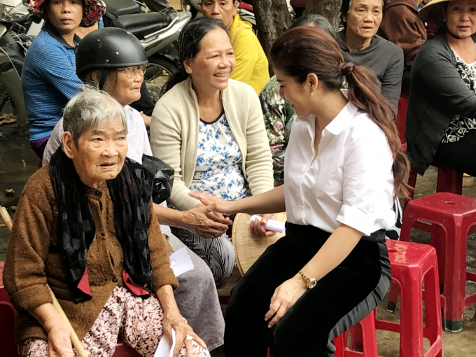 Doanh nh&acirc;n APEC cứu trợ cho người d&acirc;n tại phố cổ Hội An