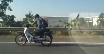 [Clip]: Nam thanh niên vắt chân, ngồi lệch người "lao như gió" trên Đại lộ Thăng Long