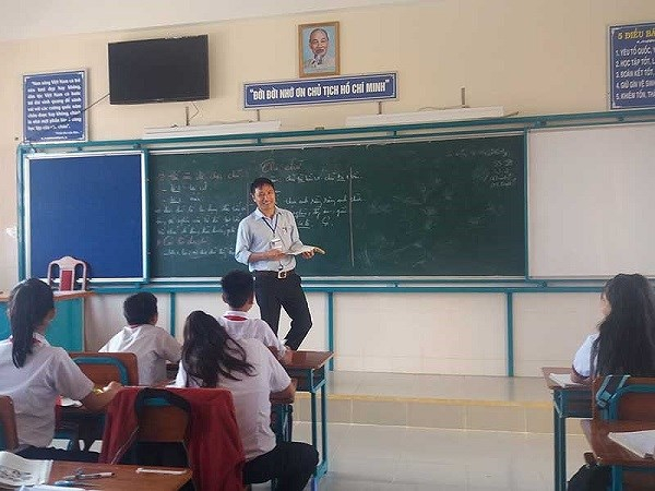 Thầy Cương đ&atilde; c&oacute; bảy năm c&ocirc;ng t&aacute;c tại trường v&agrave; ng&agrave;y c&agrave;ng gắn b&oacute; hơn với học sinh ở x&atilde; đảo Thạnh An. Ảnh: NVCC.