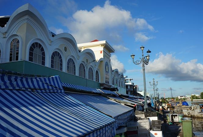 Chợ trung t&acirc;m th&agrave;nh phố Bạc Li&ecirc;u (dấu X) do Cty Minh Thắng đầu tư bị bao bọc bởi chợ tự ph&aacute;t.