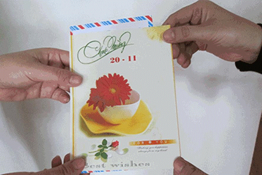 Rất nhiều phụ huynh chọn c&aacute;ch tặng qu&agrave; 20.11 cho c&ocirc; bằng... tiền. Ảnh minh họa: IT.