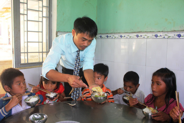 Thầy Hinh đ&atilde; đưa c&aacute;c em học sinh từ n&uacute;i rừng đến với m&ocirc;i trường gi&aacute;o dục.