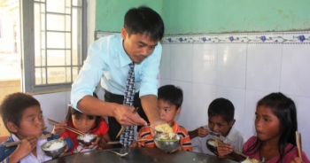 Câu chuyện của những người thầy gần 20 năm cõng học sinh đến trường