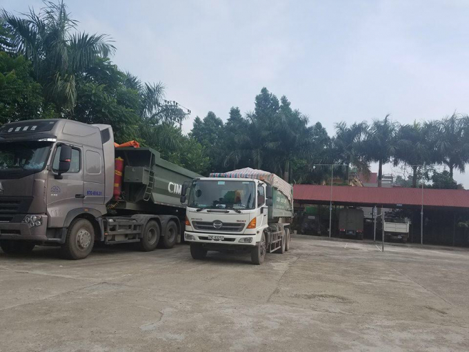 Chiếc xe tải bị người d&acirc;n bắt quả tang v&agrave; b&agrave;n giao cho cho cơ quan chức năng&nbsp;