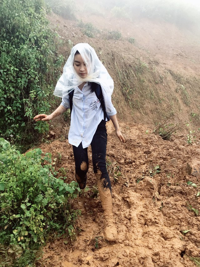 H&igrave;nh ảnh Hoa hậu Việt Nam 2016 tr&ugrave;m &aacute;o mưa lội b&ugrave;n trong những ng&agrave;y mưa b&atilde;o để ho&agrave;n th&agrave;nh dự &aacute;n nh&acirc;n &aacute;i ở Y&ecirc;n B&aacute;i từng khiến nhiều người cảm động.