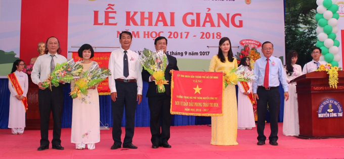 Thầy Huỳnh Trọng Ph&uacute;c &ndash; B&iacute; thư chi bộ, Hiệu trưởng trường THPT Nguyễn C&ocirc;ng Trứ, G&ograve; Vấp (người mặc &aacute;o vest).