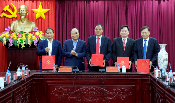 Thủ tướng Nguyễn Xu&acirc;n Ph&uacute;c l&agrave;m việc với l&atilde;nh đạo chủ chốt tỉnh Bắc Kạn