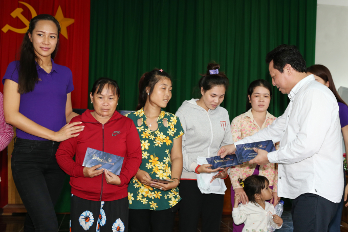 Gần 4 tỷ đồng được gửi chia sẻ với người d&acirc;n miền Trung từ tổ chức Hoa hậu Ho&agrave;n vũ Việt Nam