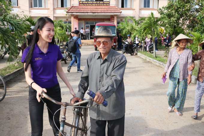 Gần 4 tỷ đồng được gửi chia sẻ với người d&acirc;n miền Trung từ tổ chức Hoa hậu Ho&agrave;n vũ Việt Nam
