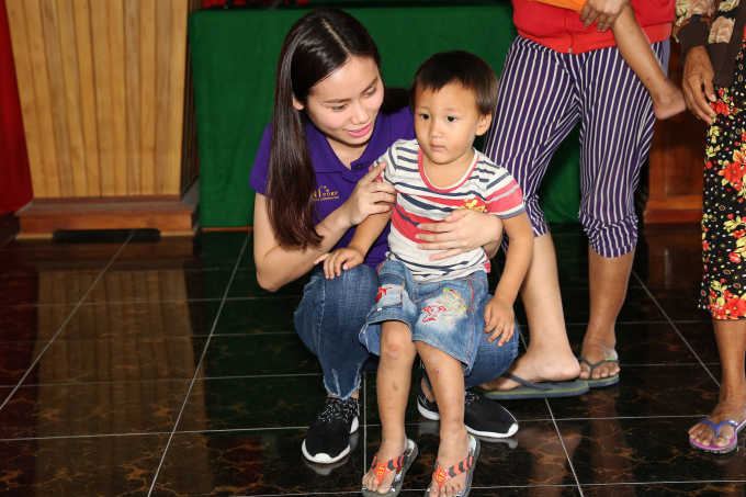 Gần 4 tỷ đồng được gửi chia sẻ với người d&acirc;n miền Trung từ tổ chức Hoa hậu Ho&agrave;n vũ Việt Nam