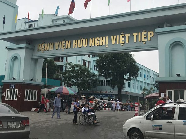 Theo sinh vi&ecirc;n D., một trong hai sinh vi&ecirc;n bị h&agrave;nh hung, s&aacute;ng 14/11, D. v&agrave; bạn đến BV Việt Tiệp học thực h&agrave;nh, gửi xe tại b&atilde;i của BV