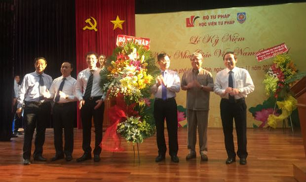 Bộ trưởng L&ecirc; Th&agrave;nh Long, nguy&ecirc;n Bộ trưởng H&agrave; H&ugrave;ng Cường ch&uacute;c mừng Học viện Tư ph&aacute;p