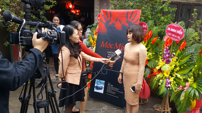 Nhiều ph&oacute;ng vi&ecirc;n B&aacute;o, Đ&agrave;i tới đưa tin về buổi lễ ra mắt s&aacute;ch của t&aacute;c giả Mộc Mi&ecirc;n.
