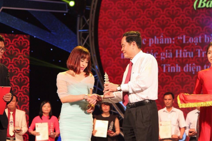 Đặc biệt, th&aacute;ng 6/2016, chị đ&atilde; Vinh dự nhận được giải C giải b&aacute;o ch&iacute; quốc gia - Do Hội nh&agrave; b&aacute;o Việt Nam khen tặng với loạt b&agrave;i &ldquo;Than tặc ho&agrave;nh h&agrave;nh tại Quảng Ninh&rdquo;. C&ugrave;ng với đ&oacute; l&agrave; rất nhiều những b&agrave;i viết ấn tượng, với những pha nhập vai đầy ly k&igrave; v&agrave; nguy hiểm.