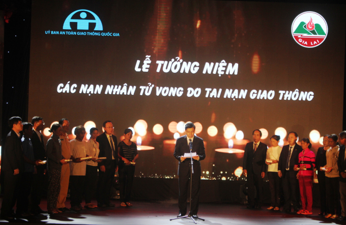 UB ATGT Quốc gia v&agrave; l&atilde;nh đạo tỉnh Gia Lai c&ugrave;ng với những gia đ&igrave;nh ở Gia Lai c&oacute; người th&acirc;n mất v&igrave; TNGT đang l&ecirc;n để thắp nến tưởng nhớ.