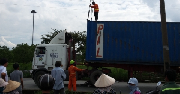 Đi xin việc làm, nam thanh niên tử vong thương tâm dưới bánh xe container