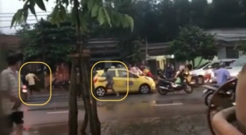 Điều khiển xe taxi làm vung nước, tài xế bị 3 thanh niên đánh hội đồng