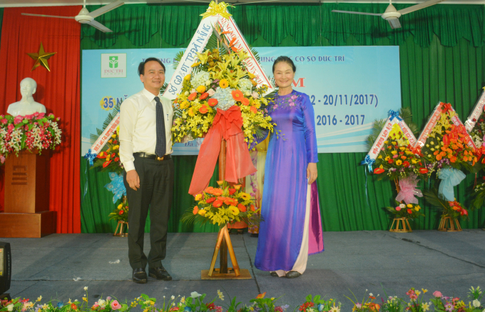 Gi&aacute;m đốc Sở GD&amp;amp;amp;ĐT TP Đ&agrave; Nẵng ch&uacute;c mừng c&ocirc; gi&aacute;o L&ecirc; Thị Nga (phải, Hiệu trưởng Trường Đức Tr&iacute;) vừa được phong tặng danh hiệu Nh&agrave; gi&aacute;o ưu t&uacute;.