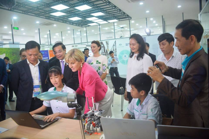 Bộ trưởng Bộ Ngoại giao -Thương mại Australia &nbsp;Julie Bishop (&aacute;o hồng) v&agrave; &ocirc;ng Chu Ngọc Anh - Bộ trưởng Bộ Khoa học - C&ocirc;ng nghệ &nbsp;lắng nghe hai học sinh trường Đức Tr&iacute; tr&igrave;nh b&agrave;y, giới thiệu sản phẩm s&aacute;ng tạo khoa học.