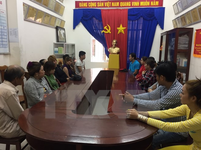 C&aacute;c đối tượng bị bắt tham gia vụ đ&aacute;nh bạc tại cơ quan c&ocirc;ng an. (Ảnh: b&aacute;o Th&ocirc;ng tấn x&atilde; Việt Nam)