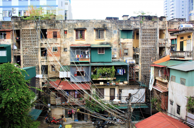 Khu tập thể K5 (H&agrave; Đ&ocirc;ng) nhếch nh&aacute;c khi bị bủa v&acirc;y bới những &ldquo;chuồng cọp&rdquo;, hệ thống d&acirc;y điện chằng chịt v&agrave; sự xuống cấp của c&aacute;c hạng mục.